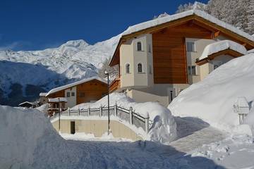 Gîte pour 8 personnes, avec balcon ainsi que jardin et jacuzzi, adapté aux familles à Saas-Fee