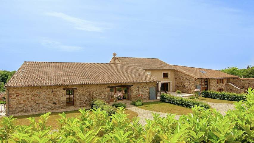 Maison de vacances pour 32 personnes, avec terrasse ainsi que piscine et jardin, animaux acceptés en Charente