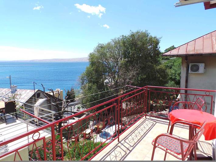 Apartament wakacyjny dla 4 osób, z balkon w Karlobag