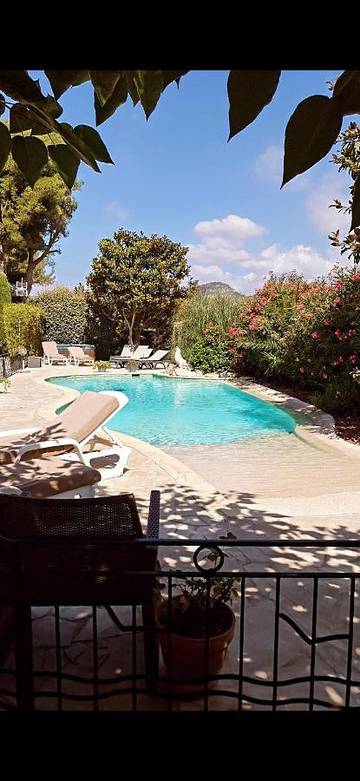 Maison de vacances pour 2 personnes, avec vue ainsi que jardin et piscine, animaux acceptés dans le Var