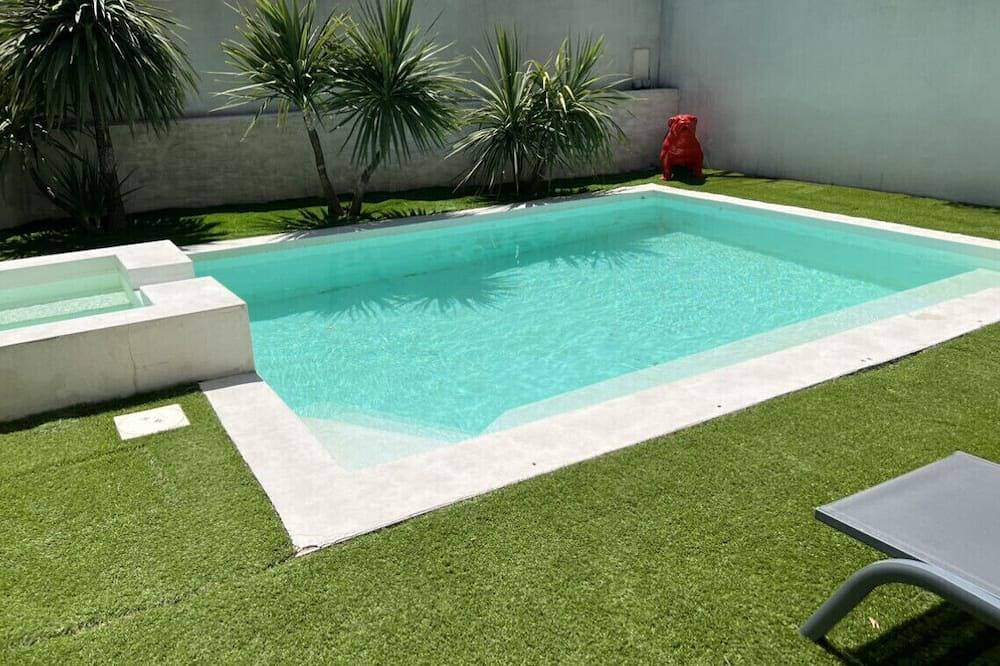 Ma belle maison piscine spa in Villeneuve-lès-Avignon, Nimes region