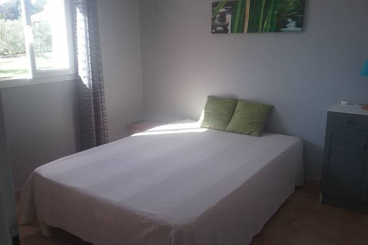 Location de vacances pour 4 personnes, avec terrasse et jardin dans Office De Tourisme Du Pays Des Sorgues Et Des Monts De Vaucluse - 3