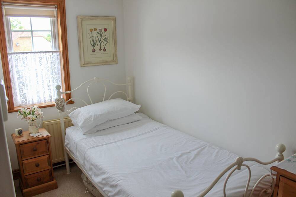 Comfortable, characterful cottage for 3 in Tenterden, woodburner and parking in Tenterden, Ashford region