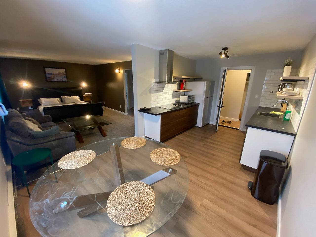 In der Nähe der Whyte University, neu renoviert in Edmonton, Alberta