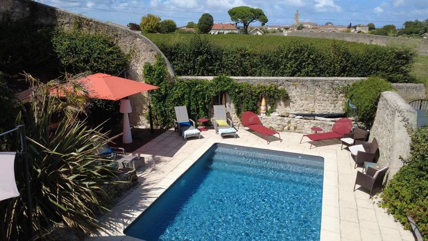 Chambre d’hôte pour 2 personnes, avec Terrasse ainsi que Jardin et Piscine à Saint-Estèphe