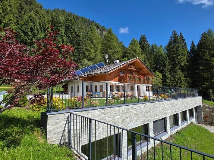 Ferienhaus für 9 Personen, mit Sauna und Garten sowie Whirlpool und Balkon