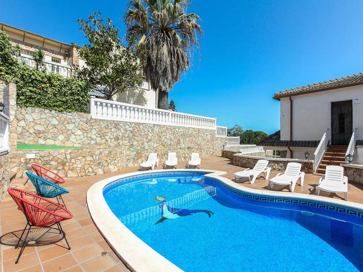 Gîte pour 12 personnes, avec balcon et jardin