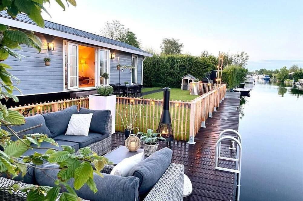 Geheel appartement, New- Waterhouse Linada, on a lake near Amsterdam in Vinkeveen, Groene Hart