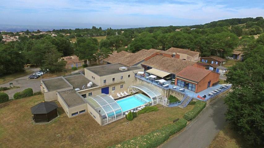 Parc de vacances pour 5 personnes, avec piscine et jacuzzi ainsi que jardin et sauna, adapté aux familles à Saissac