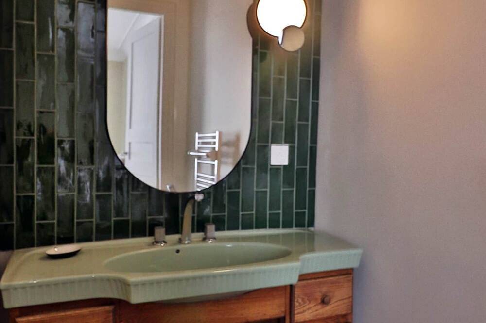 Chambre Siza - Salle d'eau privée in Montbron, Charente