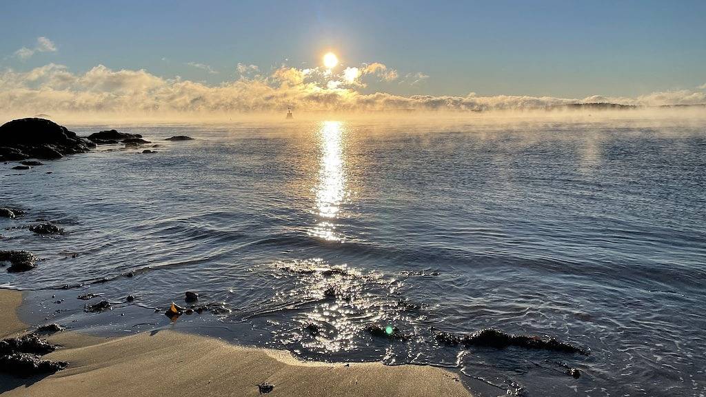 Quintessential waterfront home with over 400 feet of private sandy beach. in Washington County (Maine)