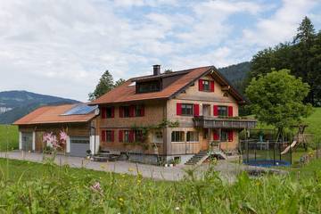 Gîte pour 4 personnes, avec jardin à Bezau