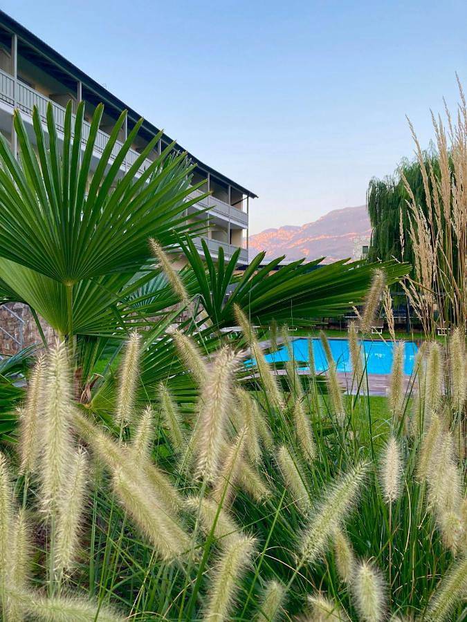 Hotel, mit Balkon und Terrasse sowie Garten und Pool in Auer