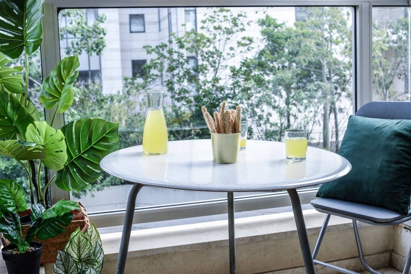 Entire apartment, Charming 1Br Apt with Balcony By Sea N' Rent in Tel Aviv, Tel Aviv District