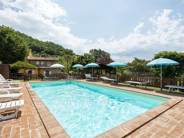 Agriturismo per 4 persone, con Terrazza e Giardino nonché Piscina ad Assisi