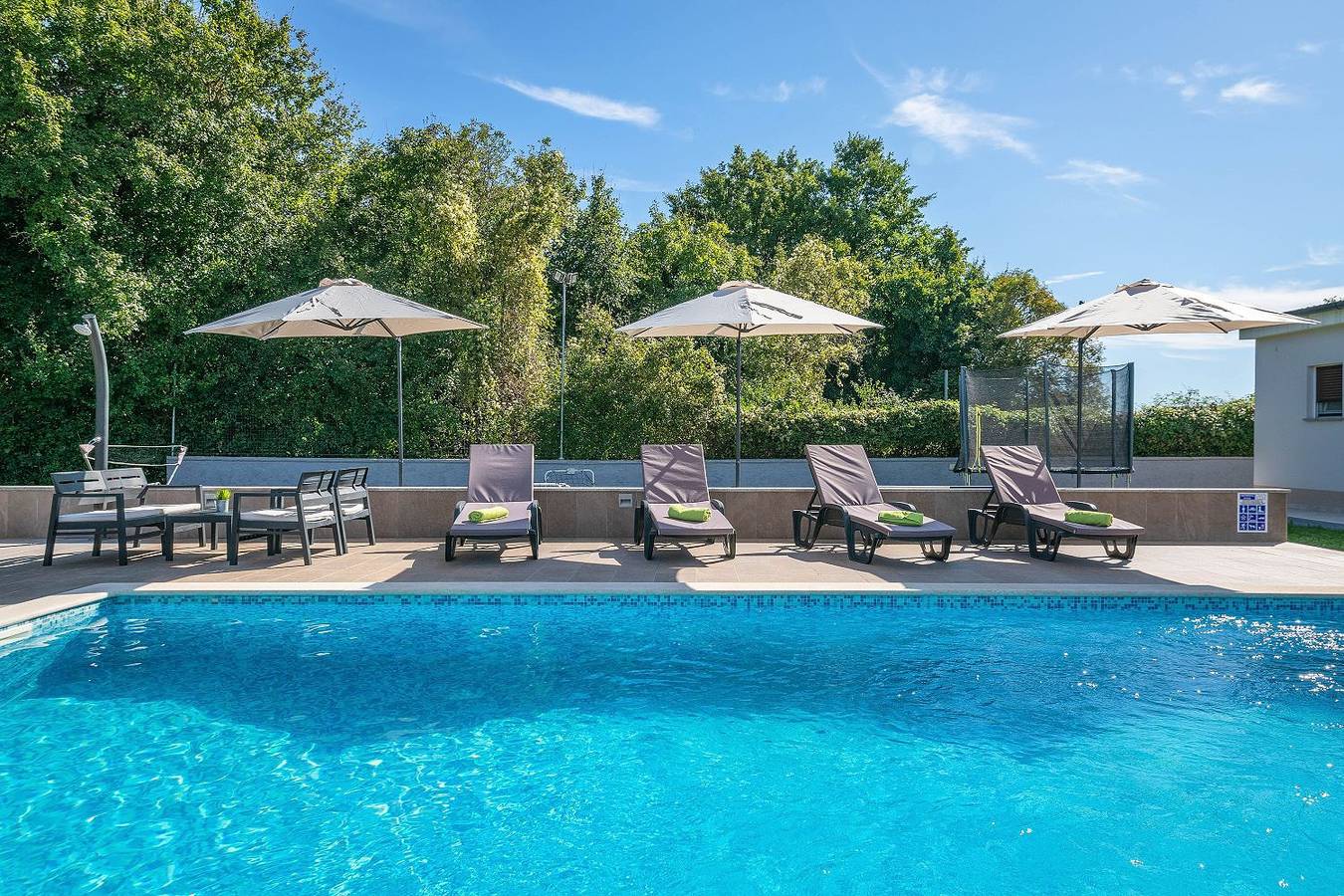 Charmante Villa mit privatem Pool, Klima, Sonnenliegen, Terrasse und Grill in Marčana, Südküste Istrien