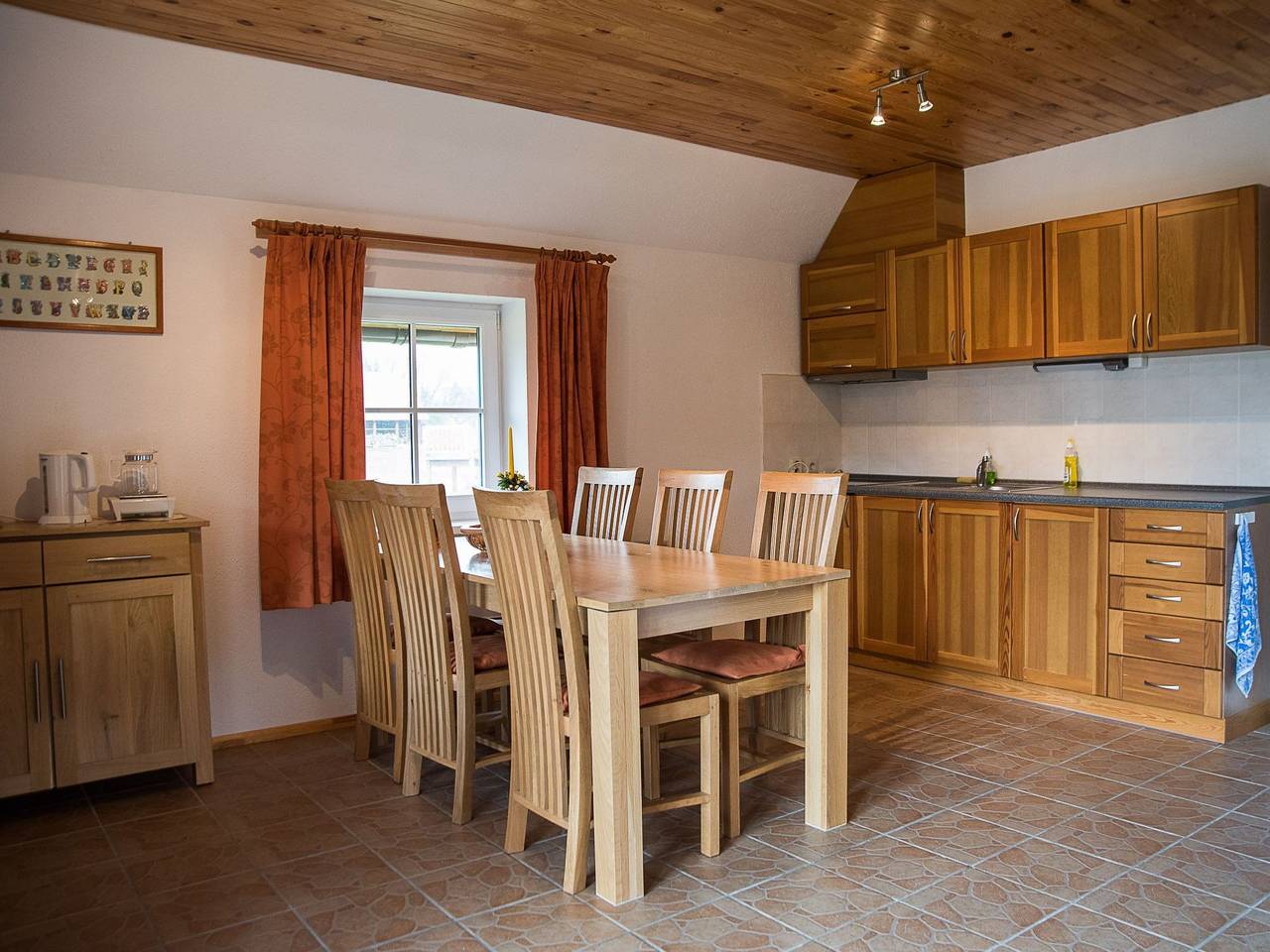 Fuchsbau in Waldnähe in Kuldiga, Kurland