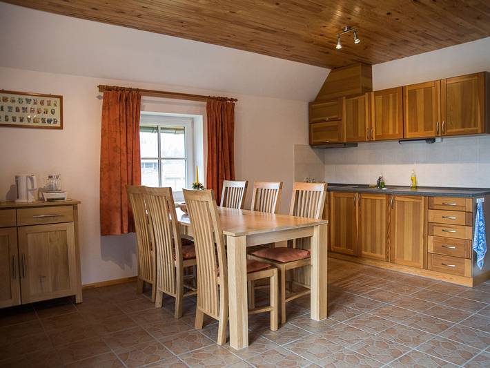 Fuchsbau in Waldnähe in Kuldīga, Courland