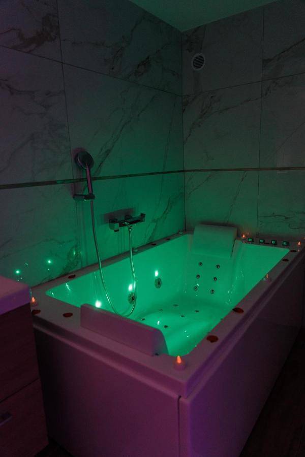 Gîte pour 2 personnes, avec jacuzzi dans Plage des Roches Noires - 4