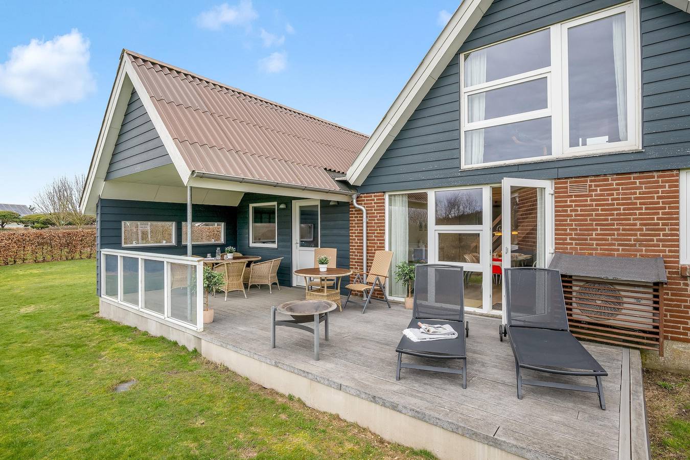 Lovely holiday home with a view of the fishing lake and the fjord. in Stauning, Ringkøbing fjord
