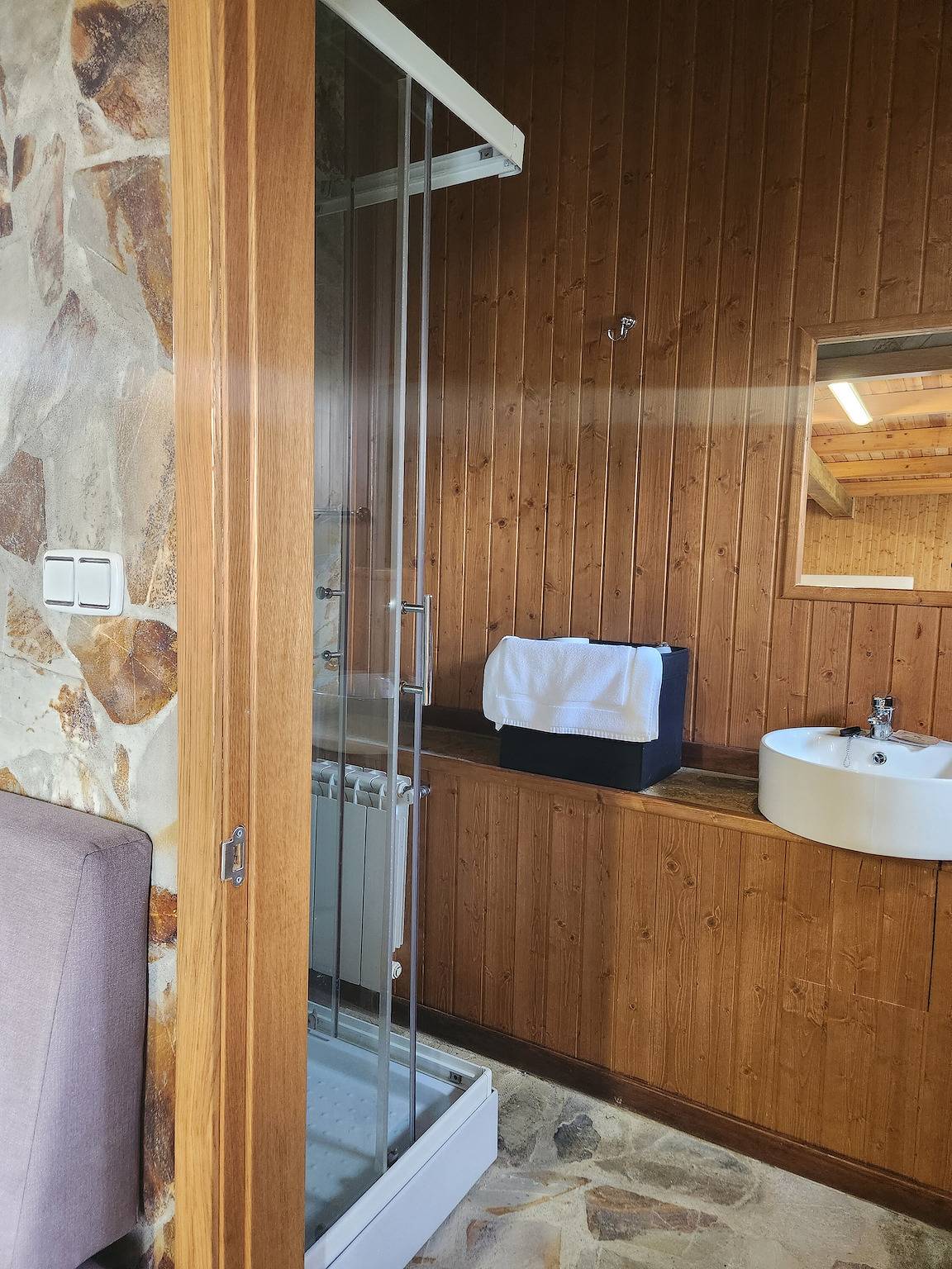 Zimmer 'Casa Jardín Habitación Cuádruple J' mit privatem Pool, Terrasse und gemeinsamem Garten in Monforte de Lemos, Lugo Provinz