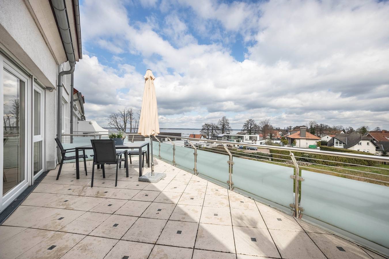 Appartement entier, Appartement "Studio" avec vue sur le lac, balcon et Wi-Fi in Wunstorf, Lac de Steinhude