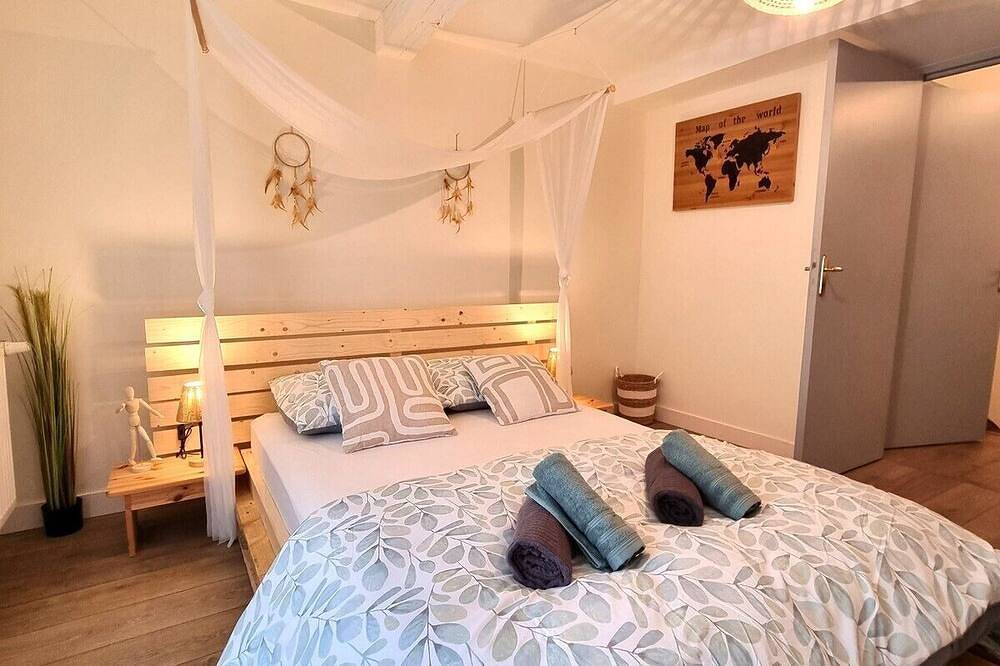Entire apartment, Magnificent Bali Bohemian Triplex at the foot of the Château in Sedan, ideal for 2 couples in Sedan, Ardennes