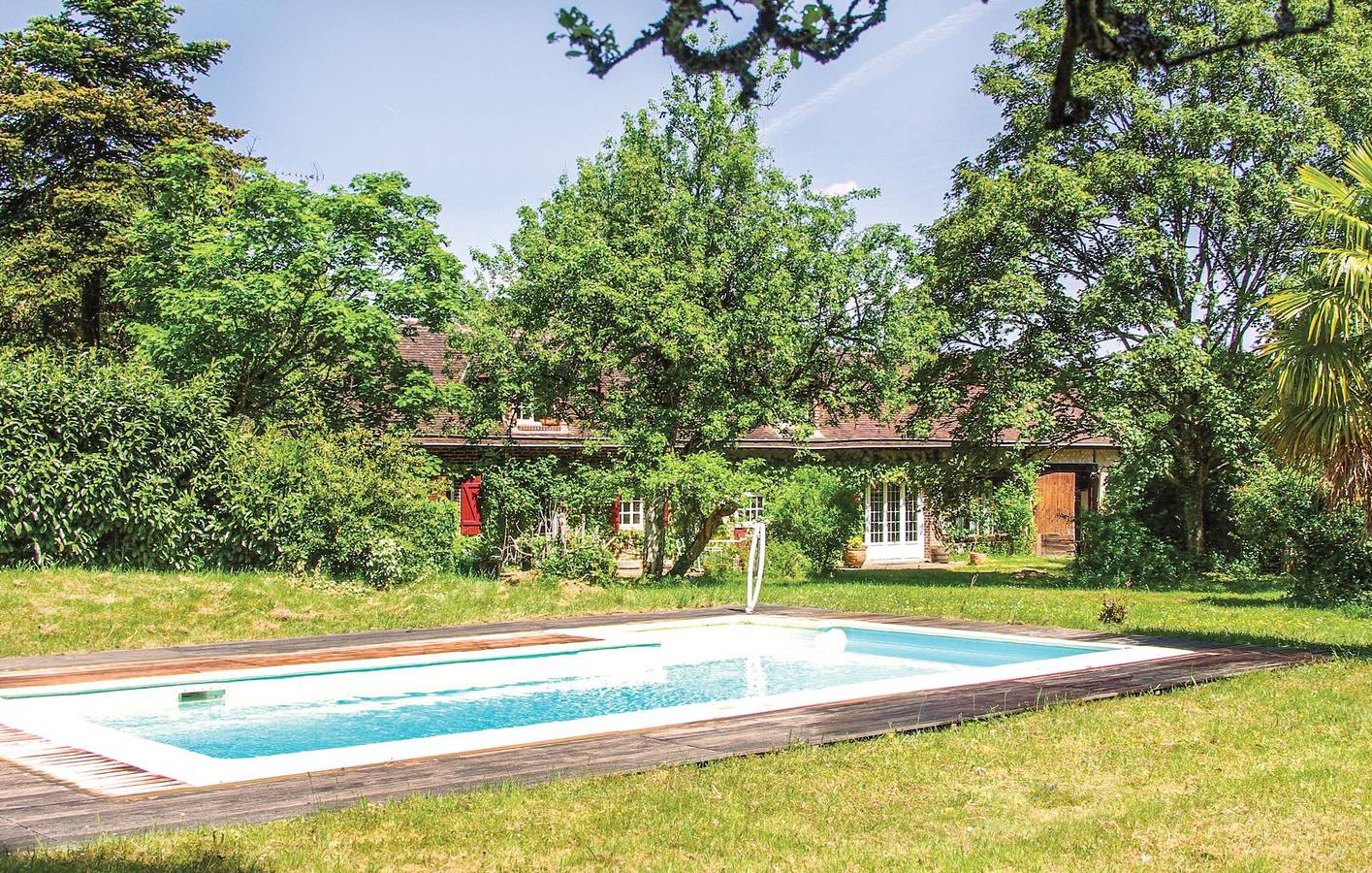 Poolside Paradise met parkeerplaats & internet in Vendôme en omgeving