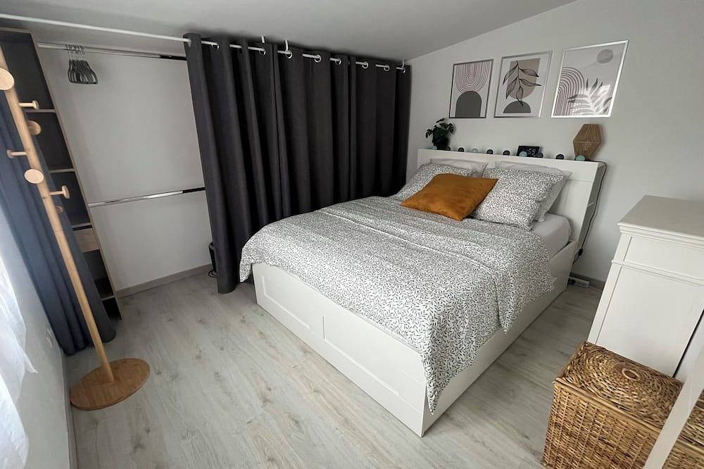 Entire apartment, Sublime, peaceful cottage on Bellegarde between Nimes and Arles in Bellegarde, Nimes region