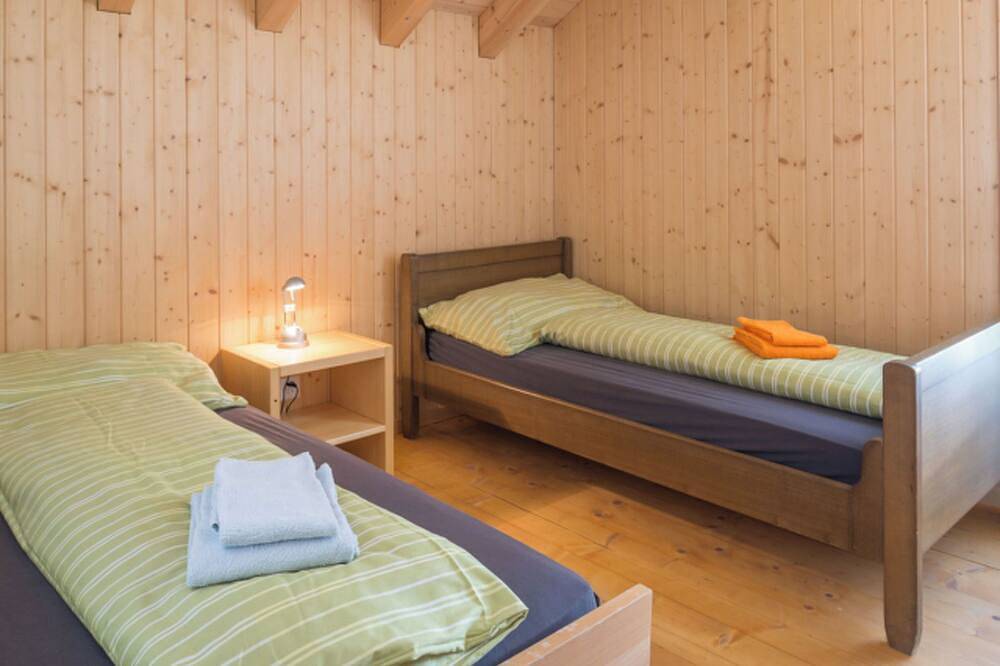 Caflisch Jacob und Erika, (Trin Mulin). 6.5 Zimmer Einfamilienhaus in Trin Mulin, Trin