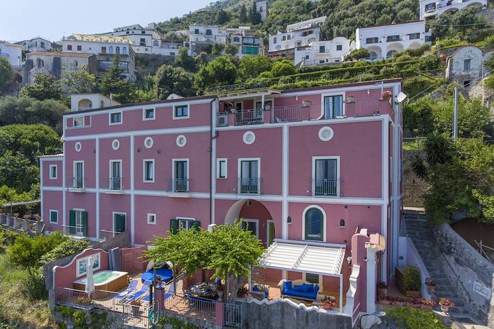 Ferienhaus für 10 Personen, mit Terrasse und Sauna sowie Whirlpool in Praiano