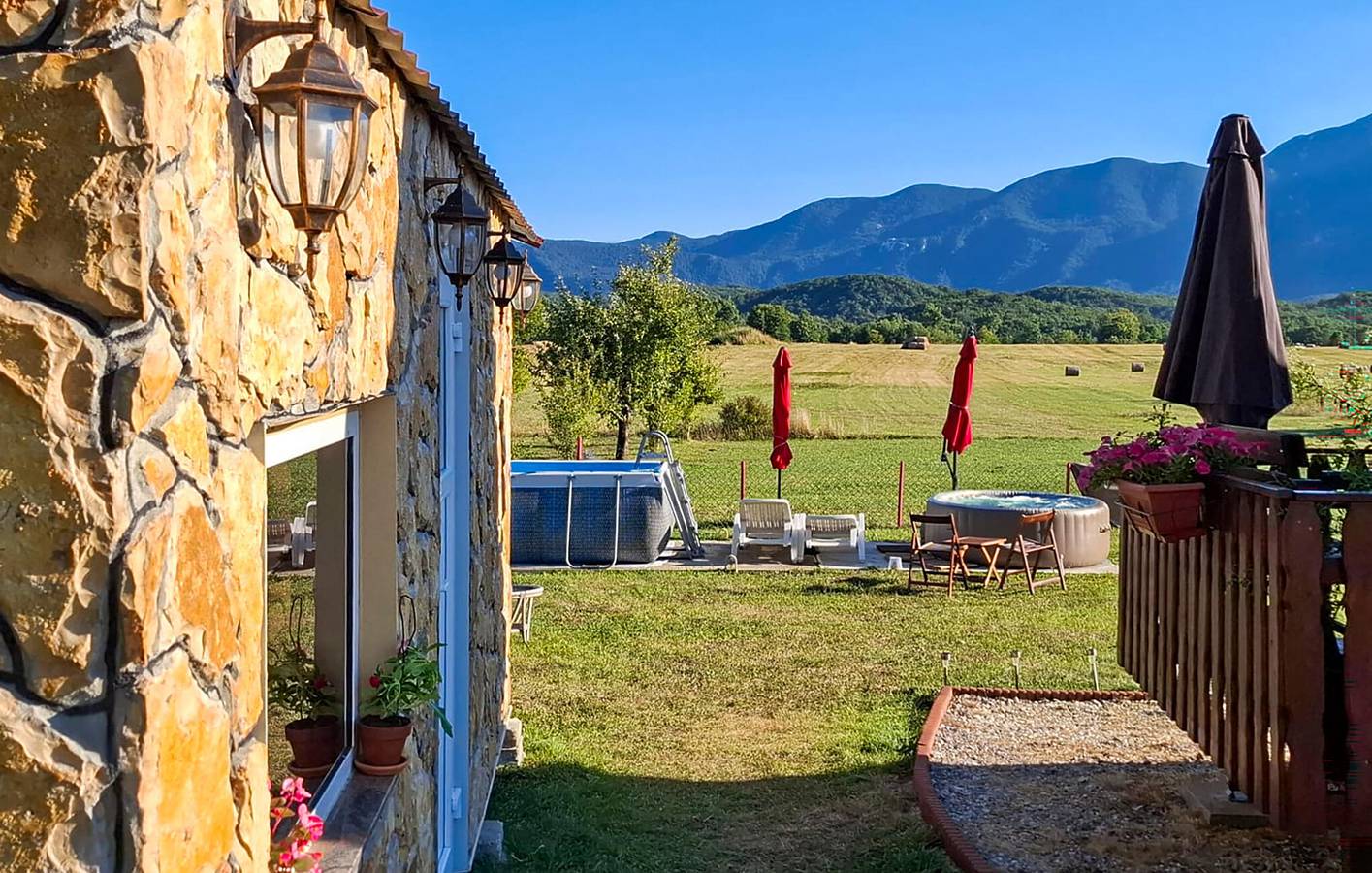 Schickes Apartment mit Pool, Küche, WLAN und Liegestühlen in Lovinac, Lika-Senj