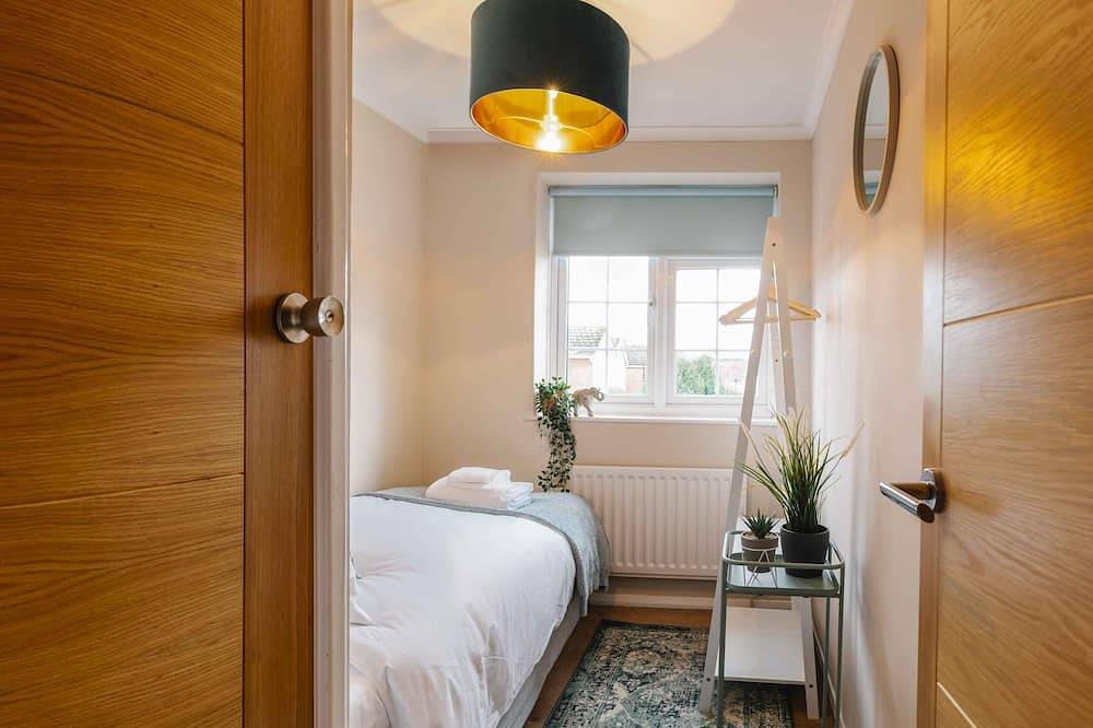 Castle Gate - Central Location with Large Living Space in Warwick, Warwickshire