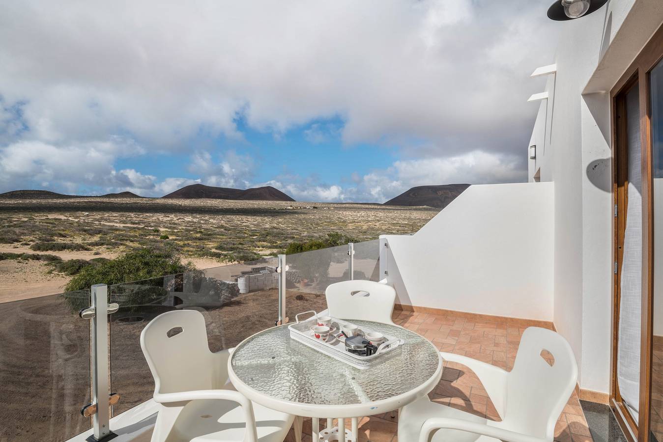 Entire apartment, Apartment “Cuesta del Salado Ii” close to the Beach with Mountain View & Terrace in La Graciosa, Parque Natural Archipiélago Chinijo