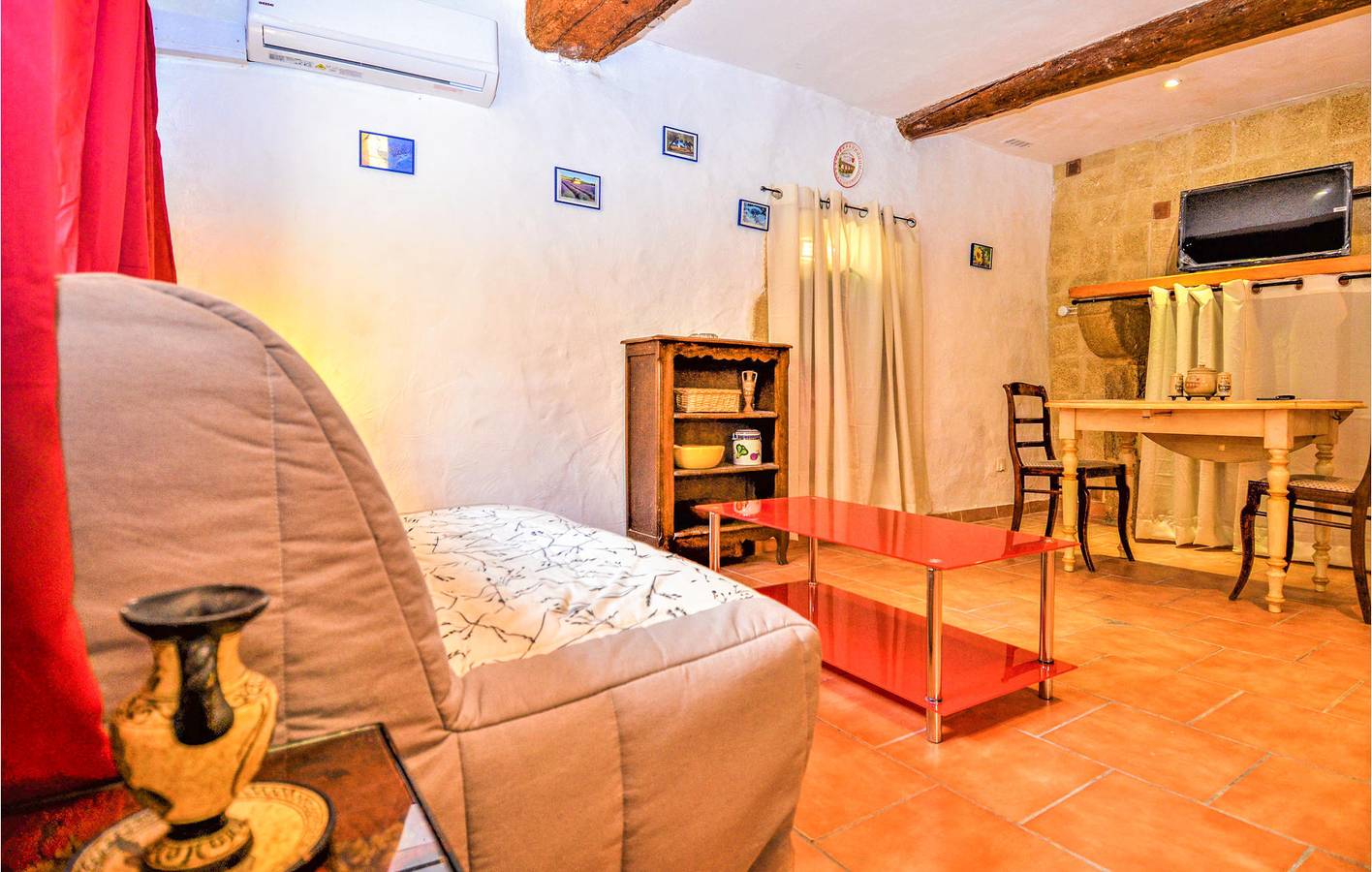Appartement de vacances entier, Appartement confortable à 2 km de la plage avec AC, TV et Internet in Remoulins, Région de Nîmes