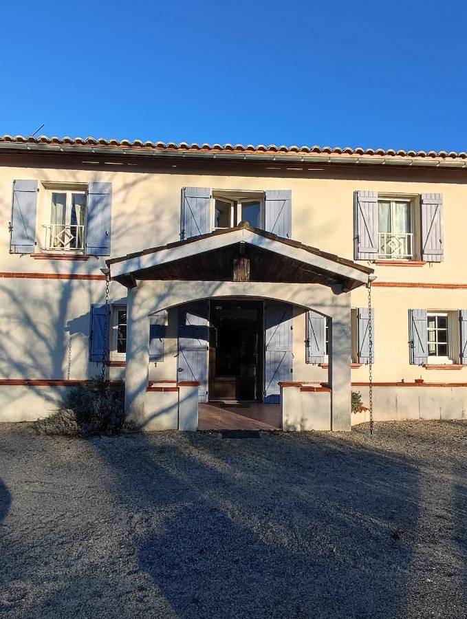 Location de vacances pour 2 personnes, avec Terrasse et Jardin ainsi que Piscine et Vue à Nègrepelisse