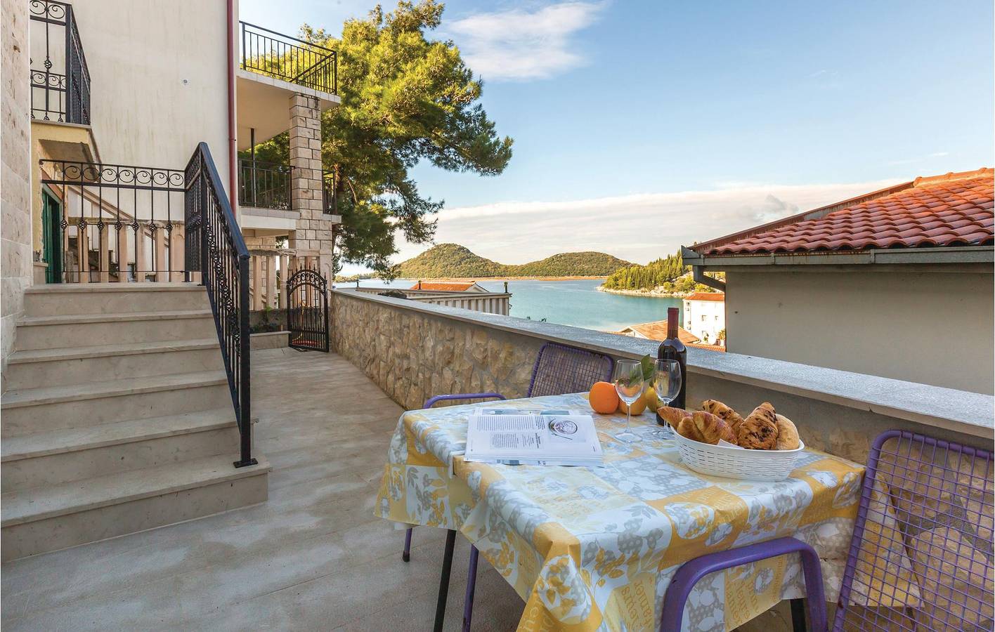 Ganze Ferienwohnung, Charmantes 200 m vom Strand entferntes Apartment mit Terrasse und Parkplatz in Blace, Dubrovnik-Neretva