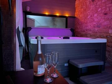 Chambre d’hôte pour 2 personnes, avec jardin ainsi que sauna et jacuzzi à Gourdon