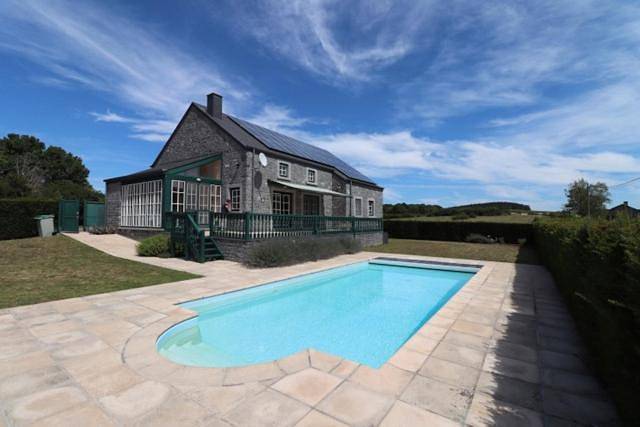 Location de vacances pour 9 personnes, avec Balcon et Jacuzzi ainsi que Terrasse et Piscine dans Sohier