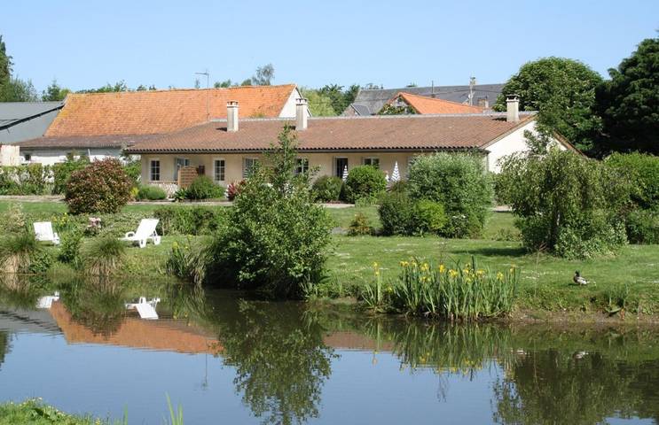 Gîte pour 19 personnes, avec Terrasse ainsi que Jardin et Vue sur le lac à Vercourt