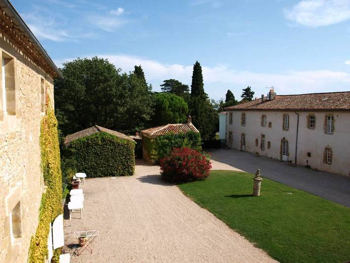 Gîte pour 8 personnes, avec vue ainsi que jardin et piscine à Airoux