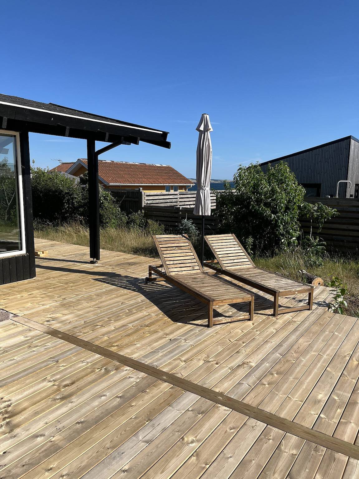 Ferieidyl med udsigt over vandet og stor have in Følle Strand, Syddjursland