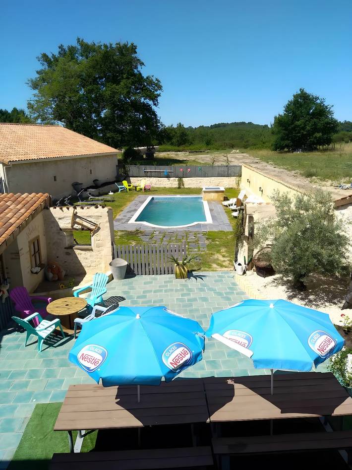 Maison de petit vendangeur avec vue sur lac, piscine privée et Wi-Fi in Guizengeard, Charente