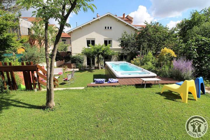 Gîte pour 4 personnes, avec Jacuzzi et Terrasse ainsi que Jardin et Piscine dans Rhône