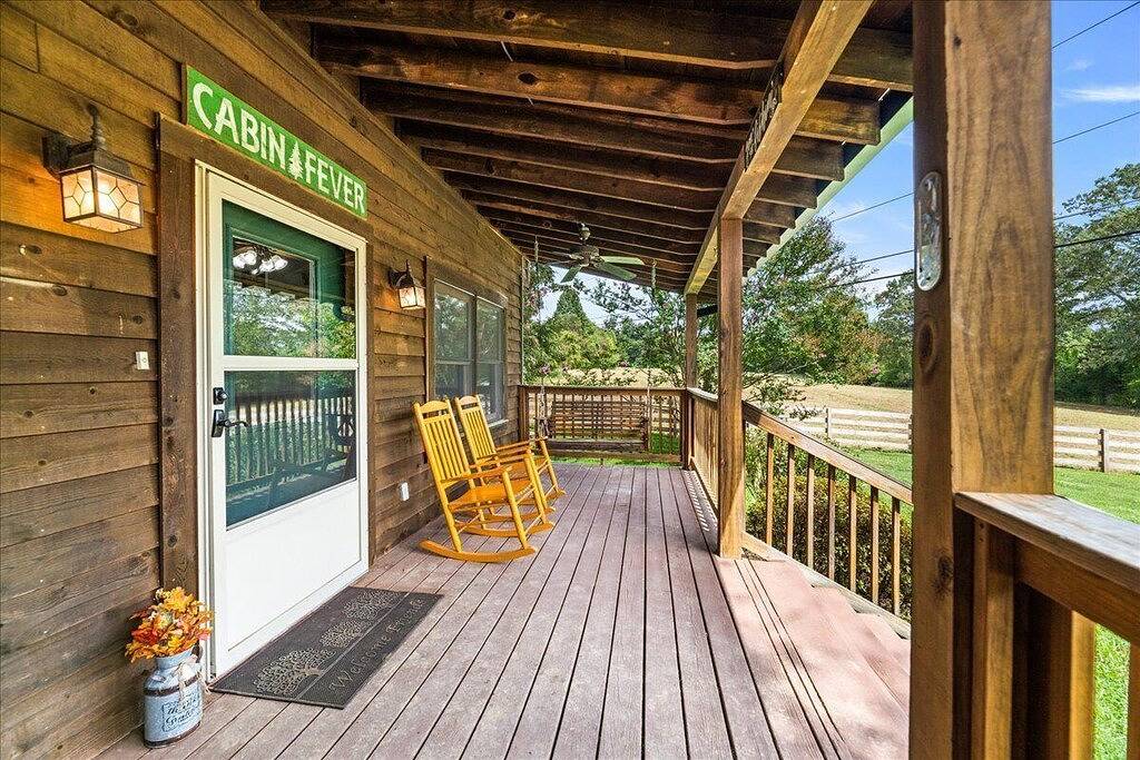 2 bd Cabin, Hot tub, Utk/Neyland, Smokys, 16acres, Fp, Arcade, Fishing in Knox County (TN)