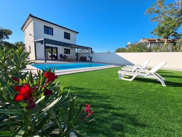 Villa für 10 Personen, mit Balkon und Garten sowie Pool in Umag
