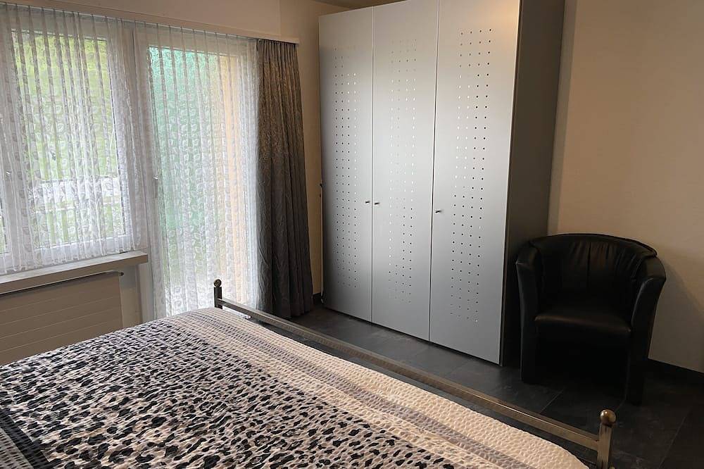 Apartamento entero, Terraza con jacuzzi y ducha de sensaciones con vistas de bosques y prados in Aargau-Basel