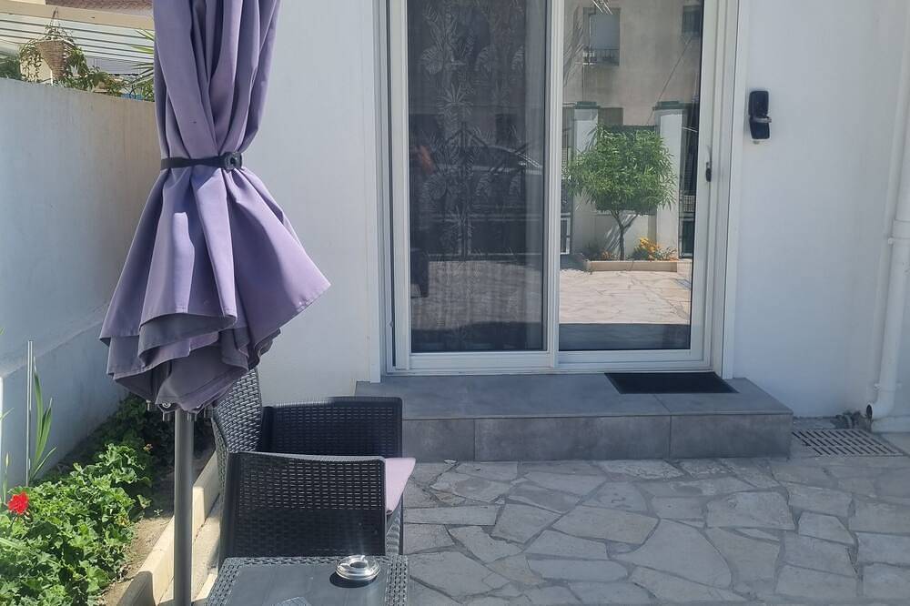 Entire apartment, Studio 30 meters, close to marina in Port-Saint-Louis-du-Rhône, Arles region