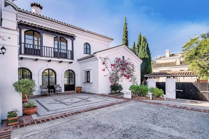 Super andalusisch Villa in der Nähe von Strand mit beheiztem Pool in Elviria, Marbella