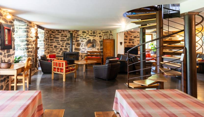 Gîte pour 15 personnes, avec jacuzzi et terrasse, animaux acceptés à Saint-Front - 4